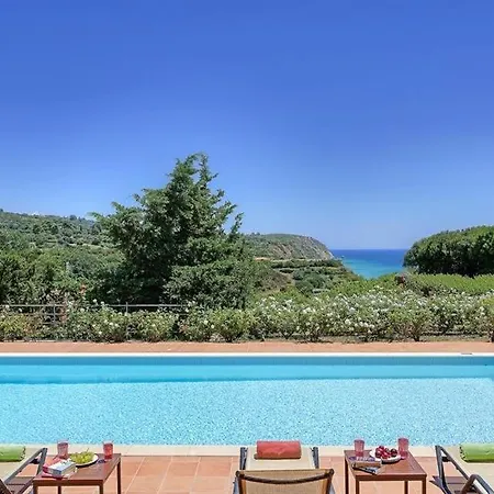 Villa Sleeps 8 Pool Air Con Wifi *